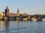 2023.08.19_(4)_abendliche_Schifffahrt_auf_der_Molda,_Blick_zur_Karsbruecke.jpg